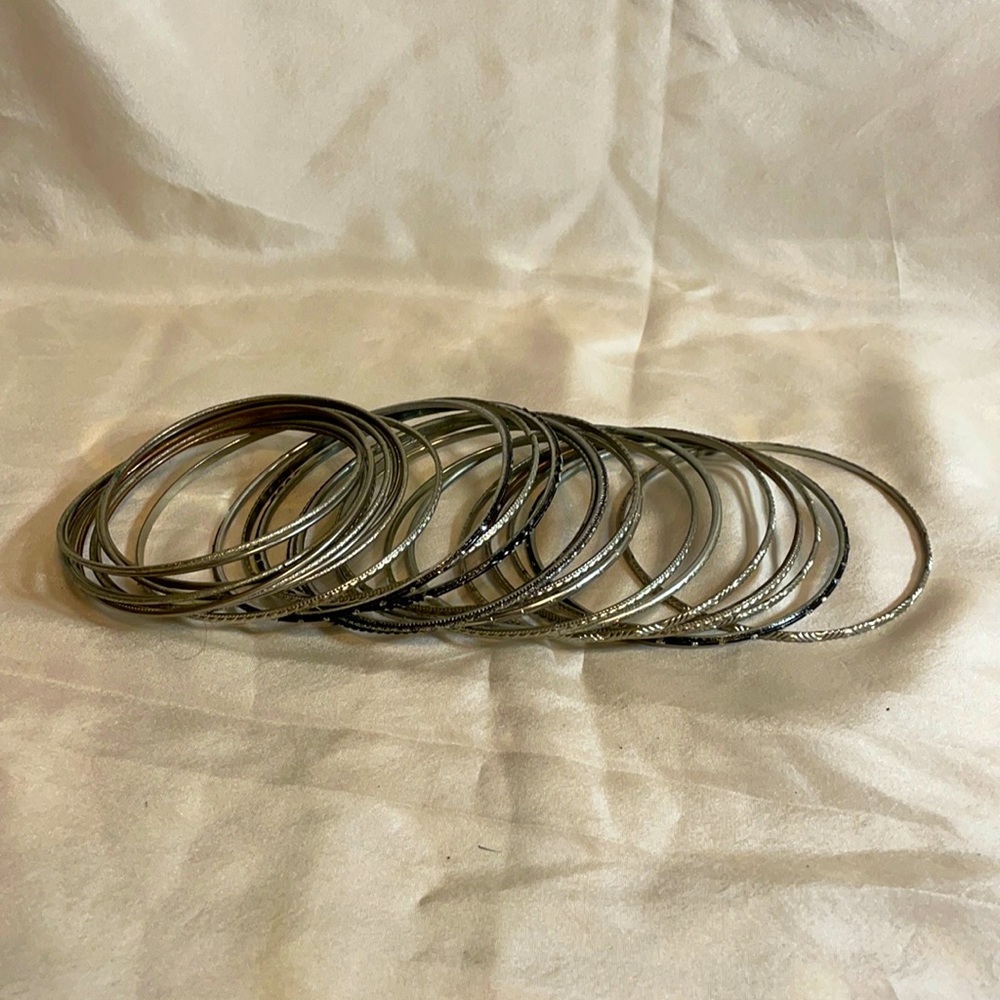 Silver w/ Black Bangle Bracelets 🖤